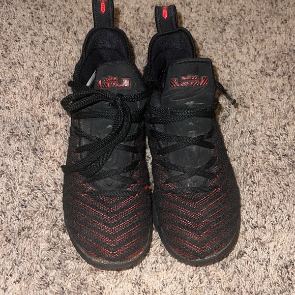 Boys Nike LeBron 15's - Picture 1 of 4